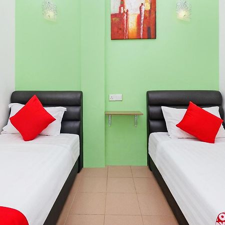 Oyo 850 Gold Star Hotel Chukai Extérieur photo