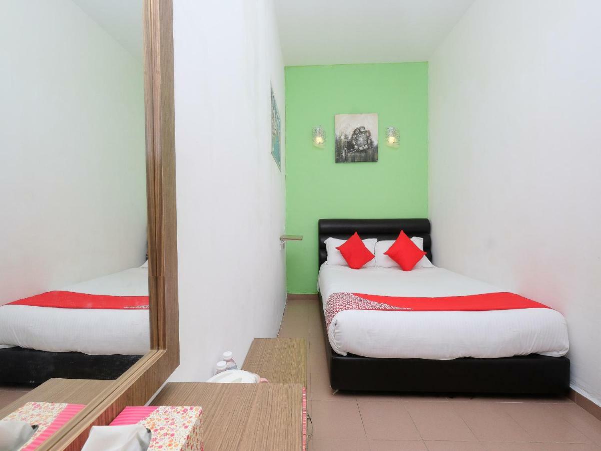Oyo 850 Gold Star Hotel Chukai Extérieur photo